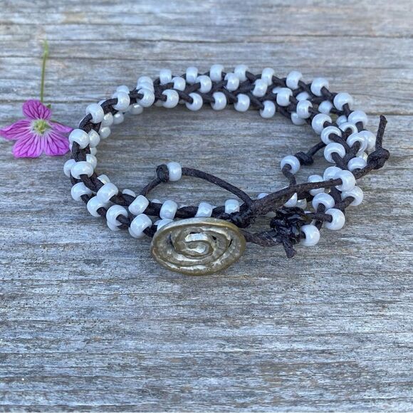 New Hand Made Western Brown & Pearlized Circle Boot Charm/Double Wrap Bracelet - Picture 10 of 10